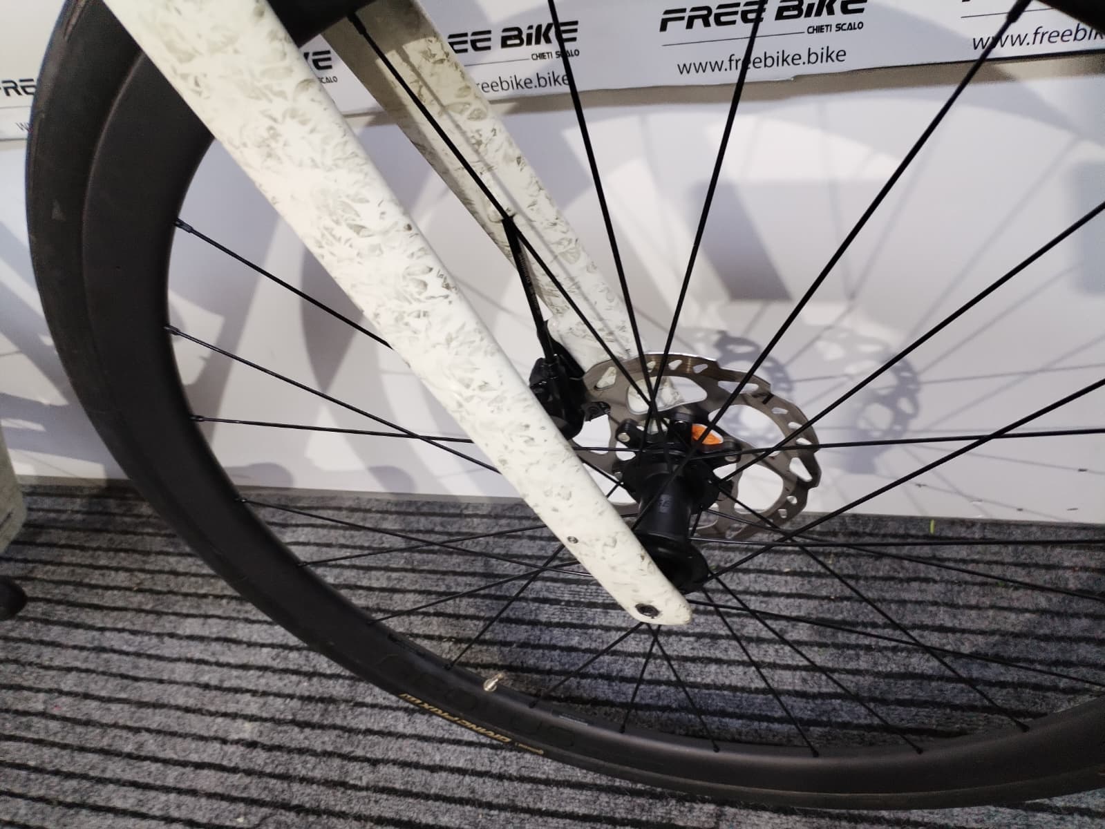 Bici da corsa carbonio elettrica Trek Domane+ SLR 6 - 58 - immagine 4