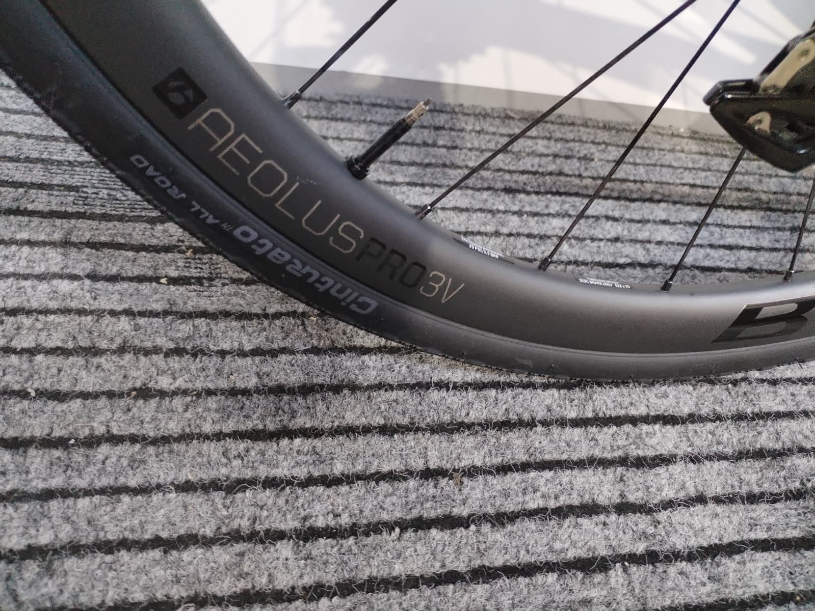 Bici da corsa carbonio elettrica Trek Domane+ SLR 7 AXS - 58 - immagine 3
