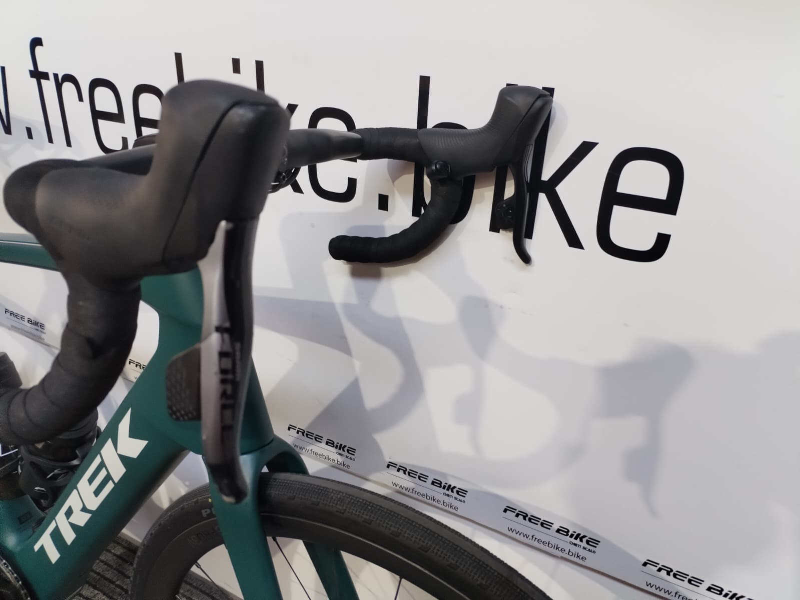 Bici da corsa carbonio elettrica Trek Domane+ SLR 7 AXS - 58 - immagine 5