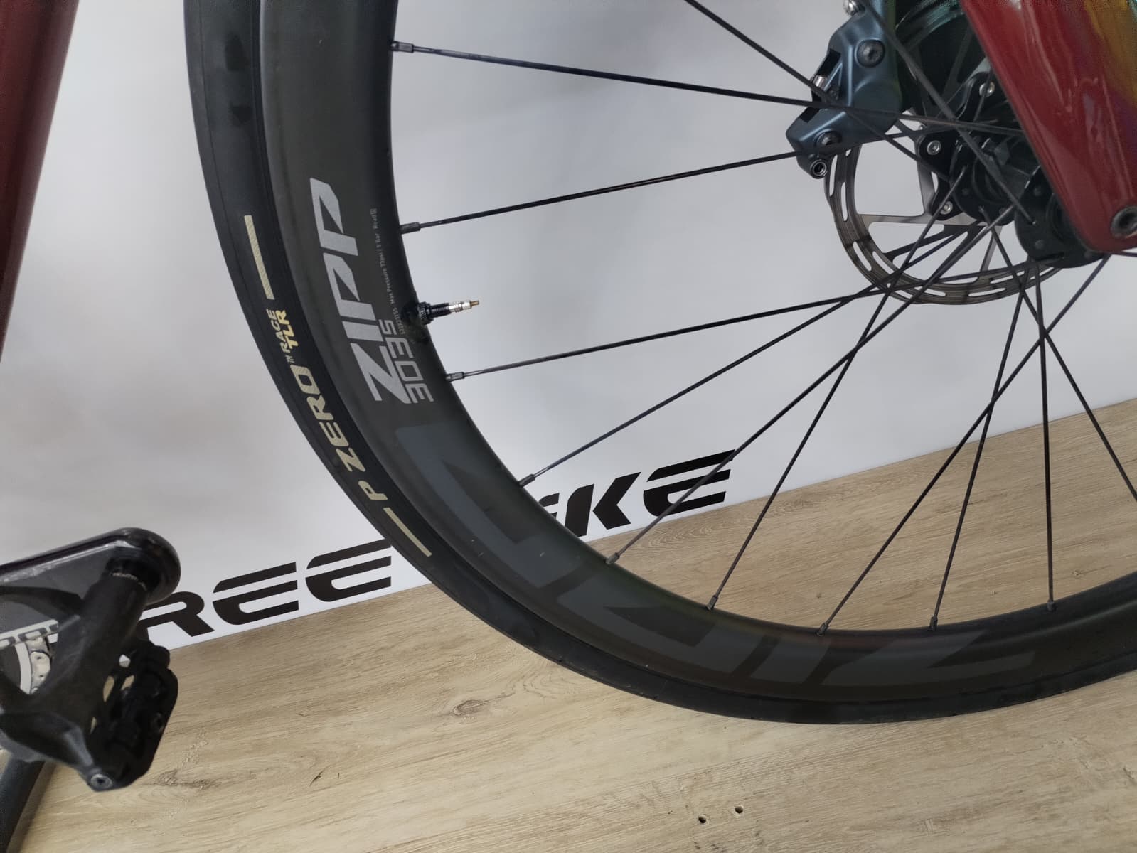 Trek Madone SL Gen 7 Crimson - 54 - immagine 3