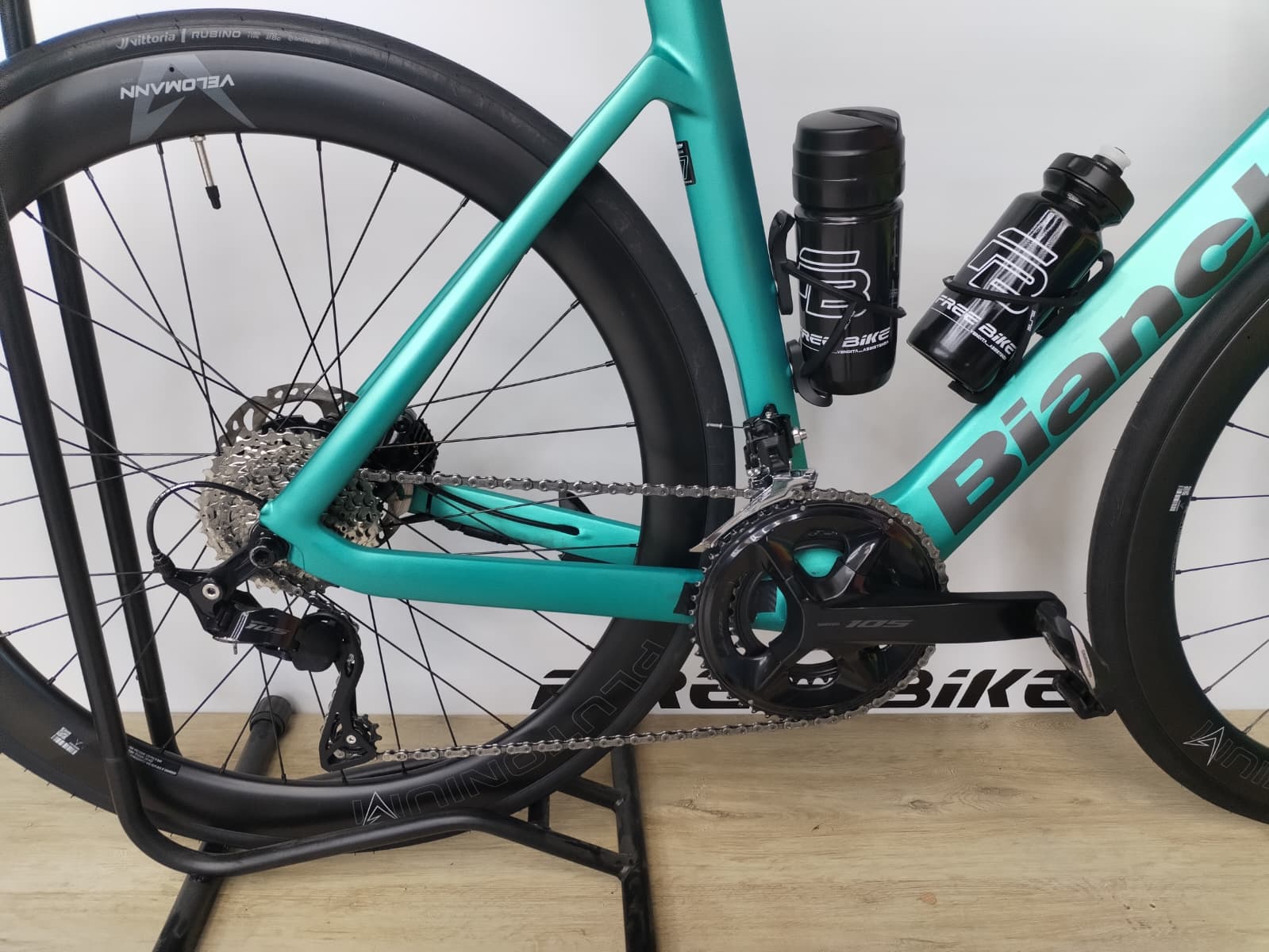 Bici da corsa carbonio elettrica Bianchi E-Oltre 105 Disc - 57 - immagine 2