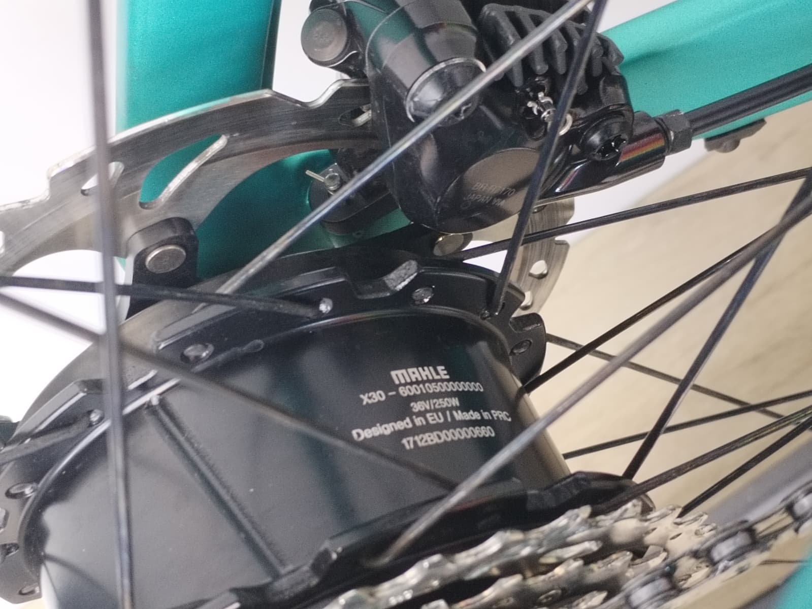 Bici da corsa carbonio elettrica Bianchi E-Oltre 105 Disc - 57 - immagine 5
