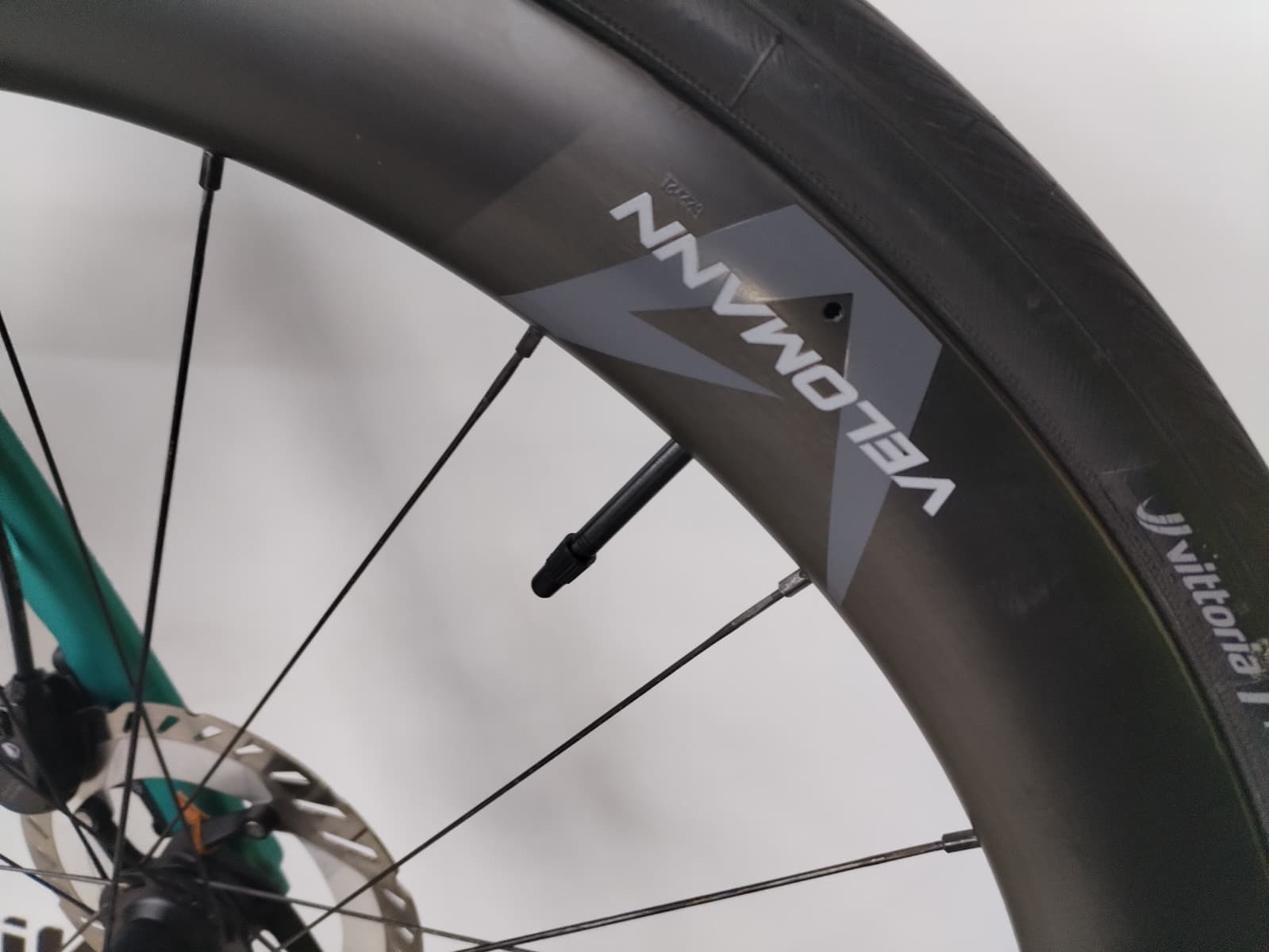Bici da corsa carbonio elettrica Bianchi E-Oltre 105 Disc - 57 - immagine 6